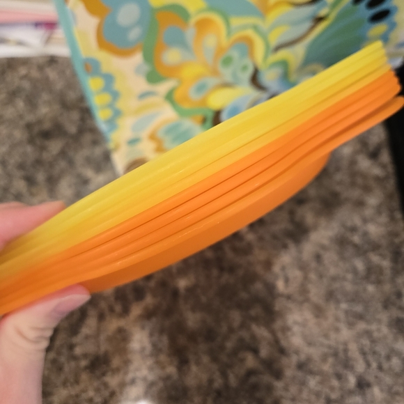 Groovy Flower Orange Yellow Plastic Plates & Bowls Set - Picture 4 of 6